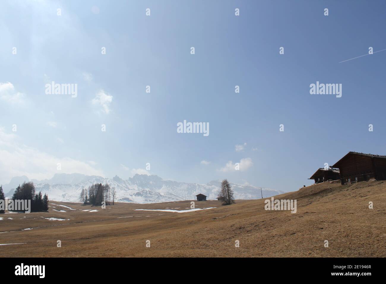 fonte de neige sur un alm dans les alpes italiennes sous ciel bleu Banque D'Images