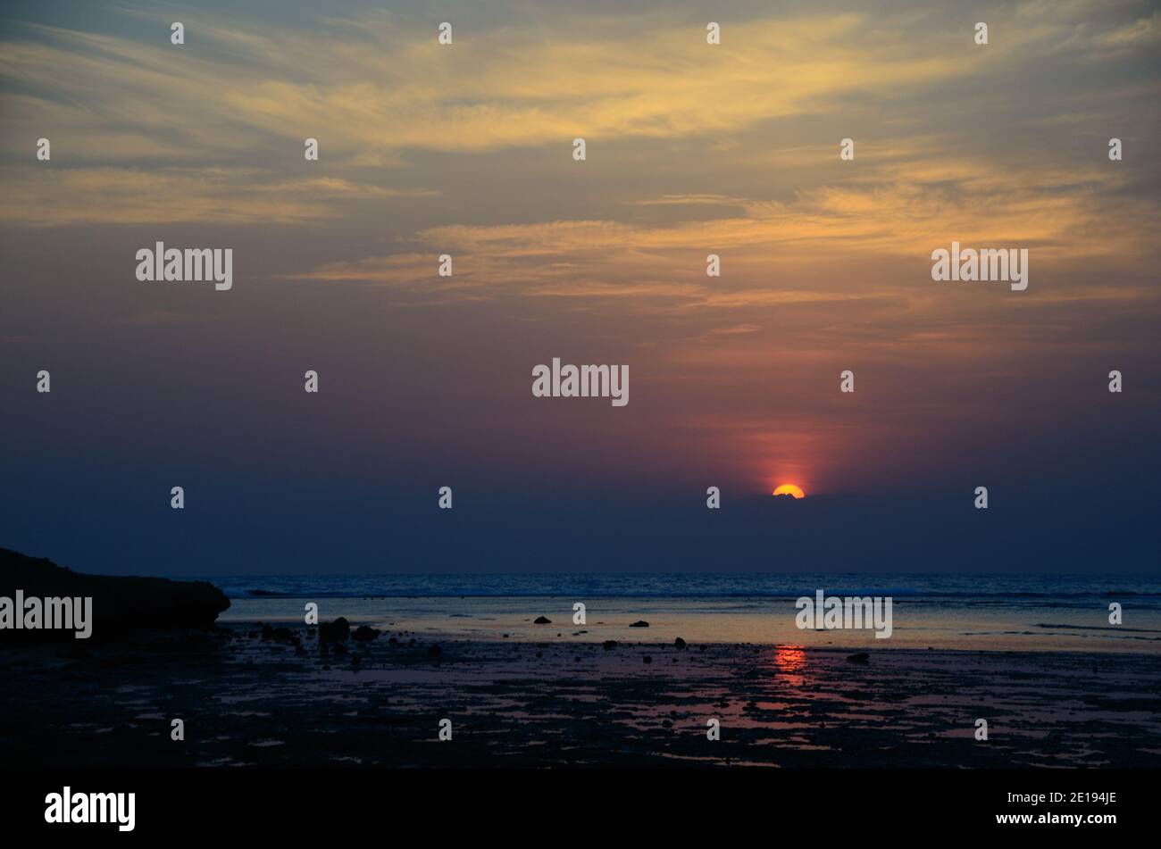 lever du soleil le matin sur le récif et de beaux nuages Banque D'Images