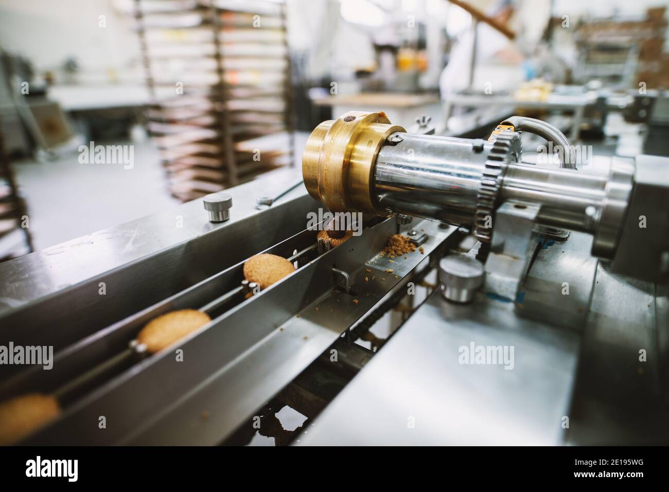 Usine de cookies, industrie alimentaire. Fabrication. Production de cookies. Banque D'Images