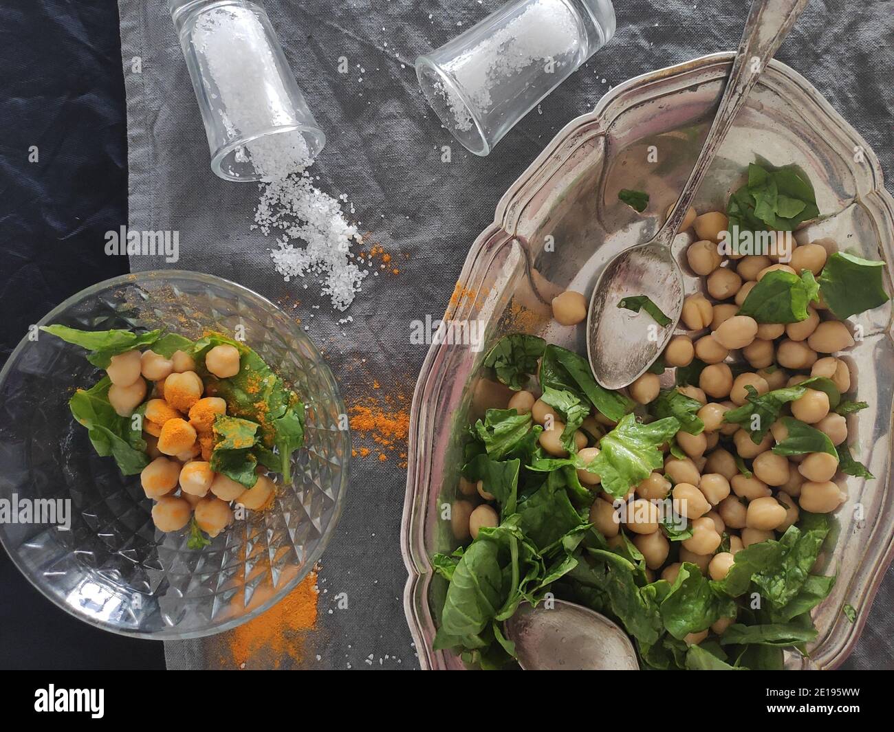 Salade de pois chiches et d'épinards frais dans un plateau ovale argenté Banque D'Images