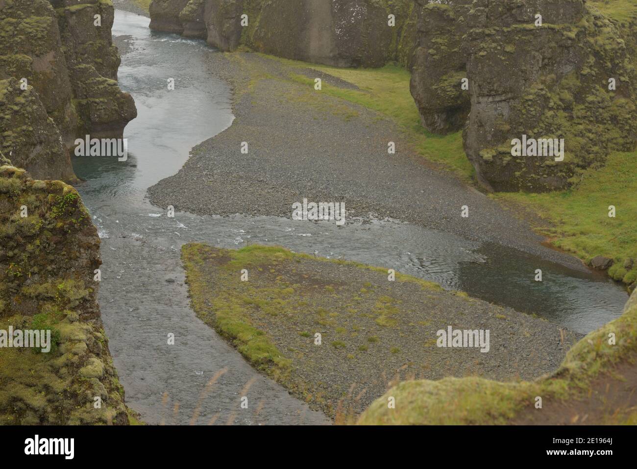 Fjaðrárgljúfur ( Fjadrargljufur ) canyon fluvial dans le sud de l'Islande Banque D'Images