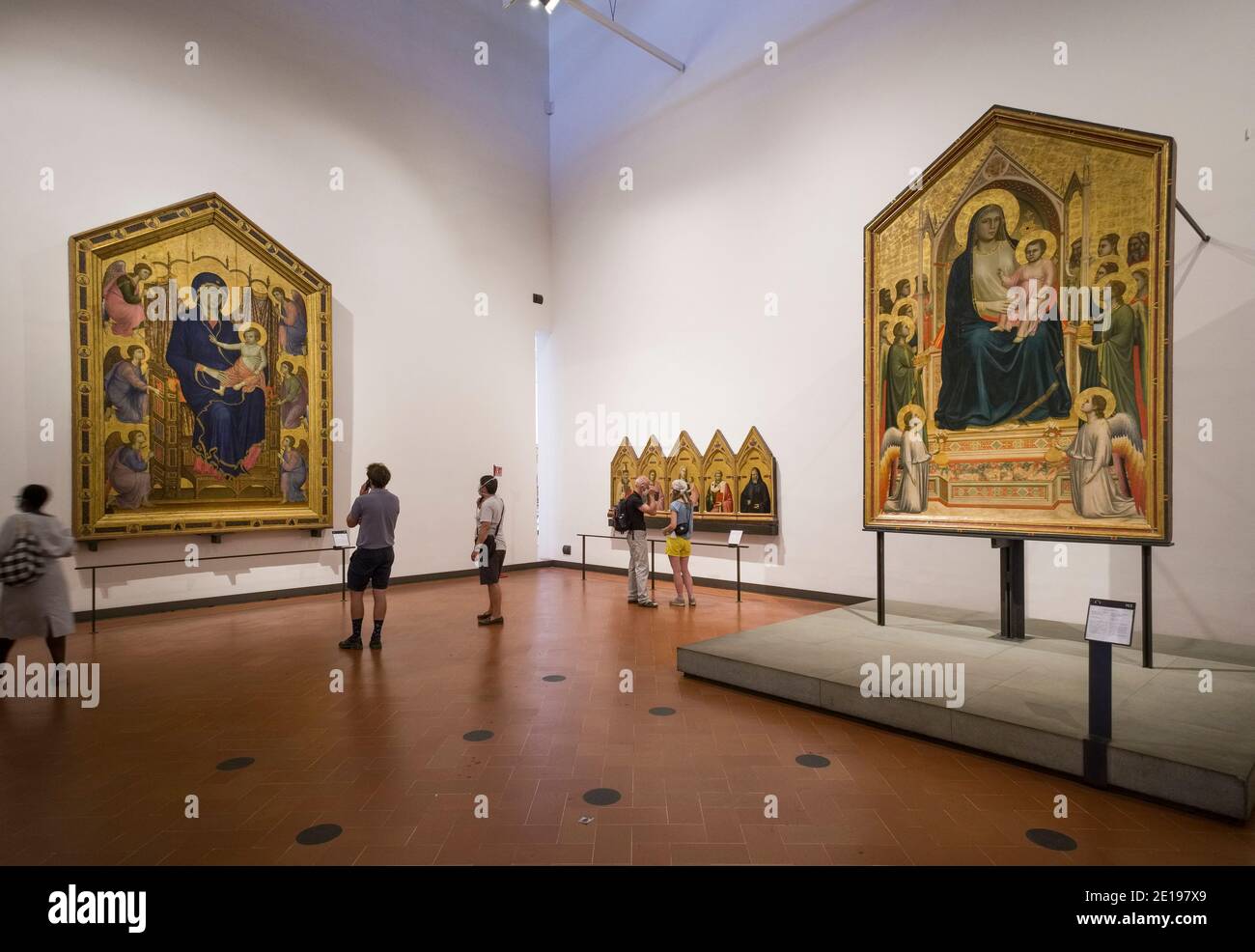 Italie, Toscane: Florence (Florence en italien). La Vierge de Rucellai, un tableau de Duccion et la Madonna d'Ognissanti, de Giotto di Bondone, dans l'UF Banque D'Images