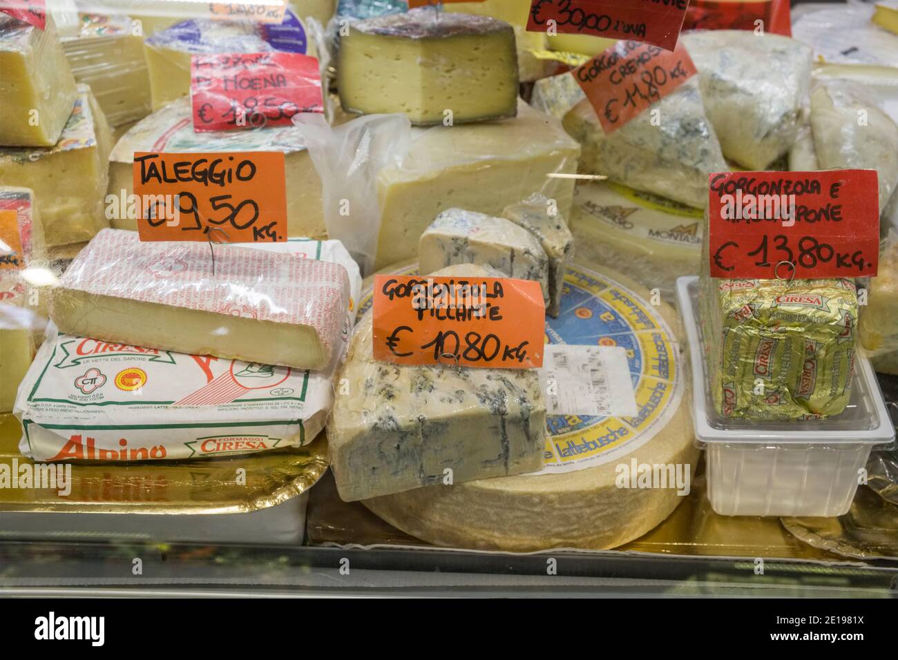Italie, Toscane: Florence (Florence en italien). Cale de fromage italien au marché San Lorenzo Banque D'Images