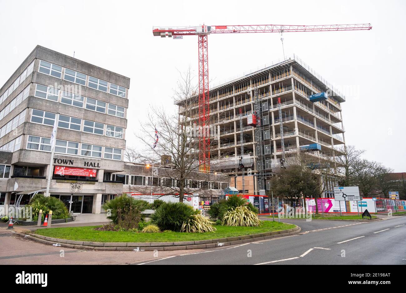 Crawley Royaume-Uni 5 janvier 2021 - les travaux de construction se poursuivent sur le nouvel hôtel de ville de Crawley car la ville est calme aujourd'hui après que les dernières restrictions de confinement de la COVID-19 pour l'Angleterre ont été annoncées hier par le Premier ministre Boris Johnson . La ville de Crawley, dans l'ouest du Sussex, a l'une des plus fortes en hausse dans les cas du Sud-est et son économie souffre également gravement en raison de sa proximité de l'aéroport de Gatwick : crédit Simon Dack / Alay Live News Banque D'Images