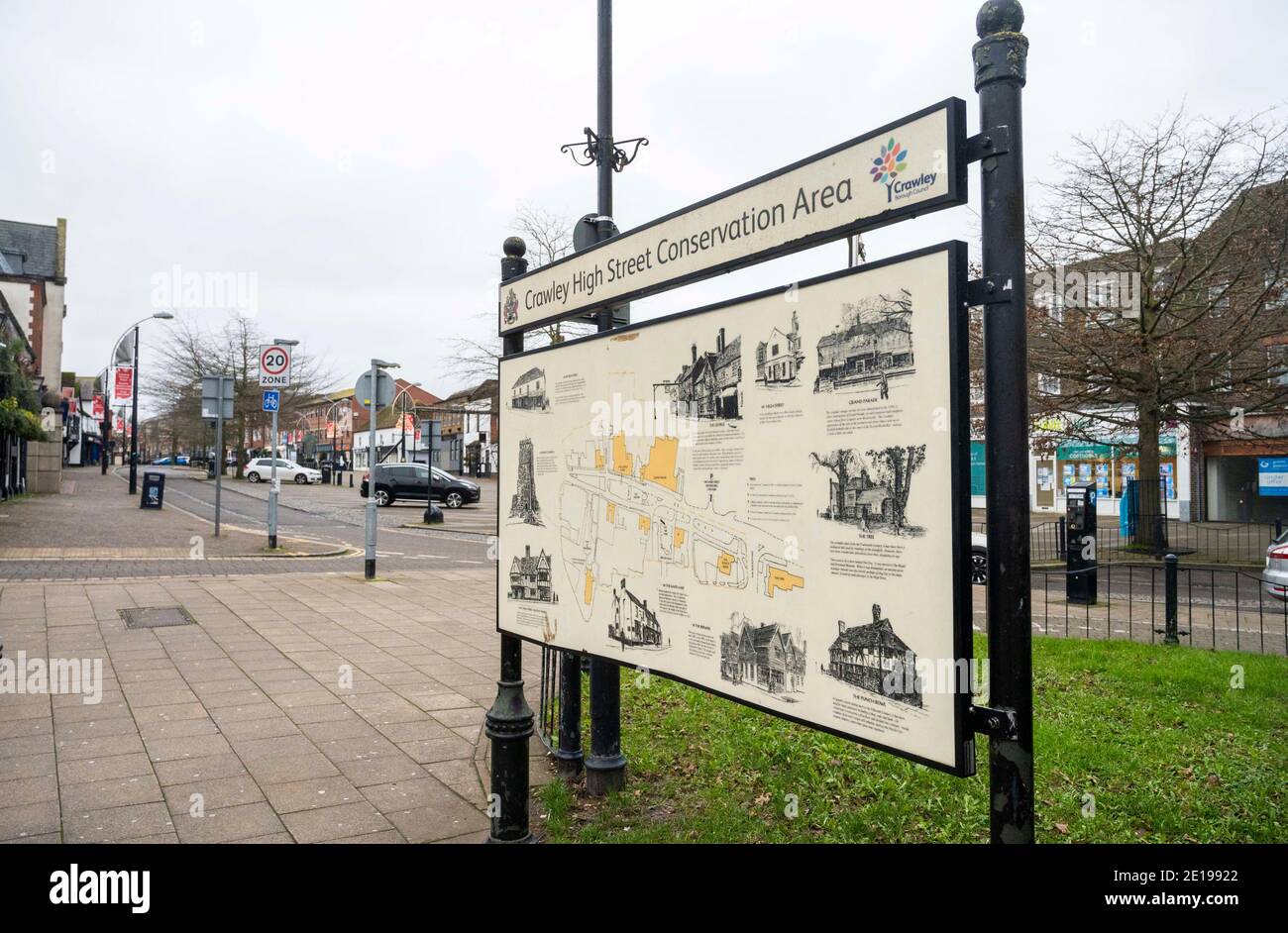 Crawley Royaume-Uni 5 janvier 2021 - Crawley High Street dans le centre-ville est calme aujourd'hui après que les dernières restrictions COVID-19 verrouillage pour l'Angleterre ont été annoncées hier par le Premier ministre Boris Johnson . La ville de Crawley, dans l'ouest du Sussex, a l'une des plus fortes en hausse dans les cas du Sud-est et son économie souffre également gravement en raison de sa proximité de l'aéroport de Gatwick : crédit Simon Dack / Alay Live News Banque D'Images