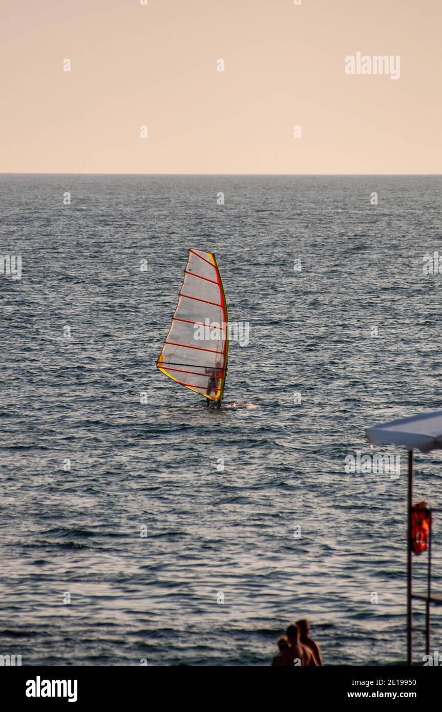 Planche à voile sur la mer Noire en été Banque D'Images