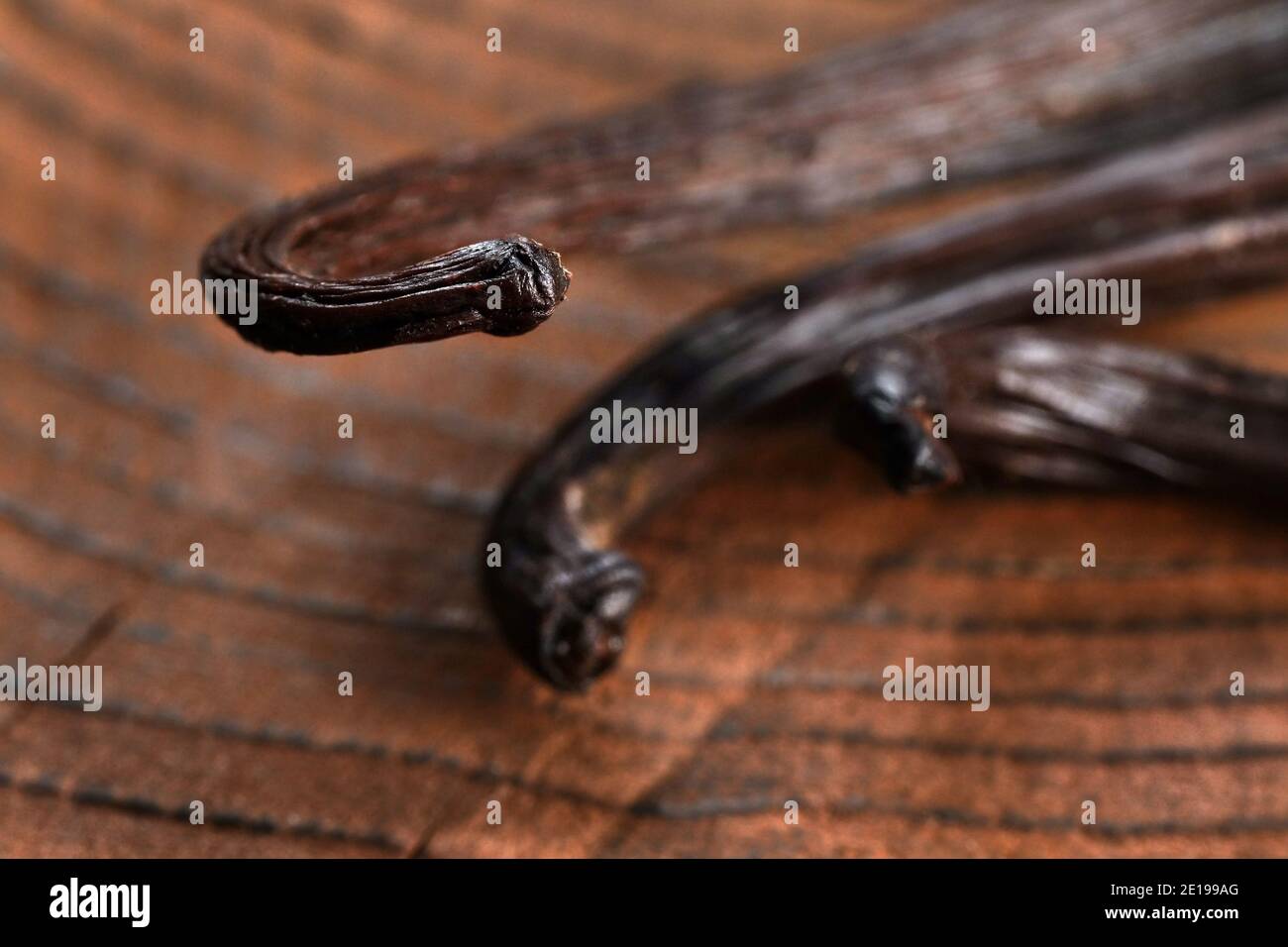 Gousses de vanille Bourbon sur table en bois, détail de gros plan sur les pointes de haricots Banque D'Images