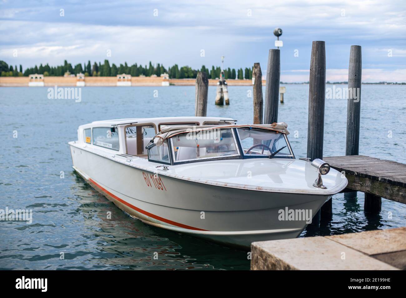 Venise, Italie - août 23 2020 : un bateau à moteur amarré au remblai de la Fondamente Nove Banque D'Images