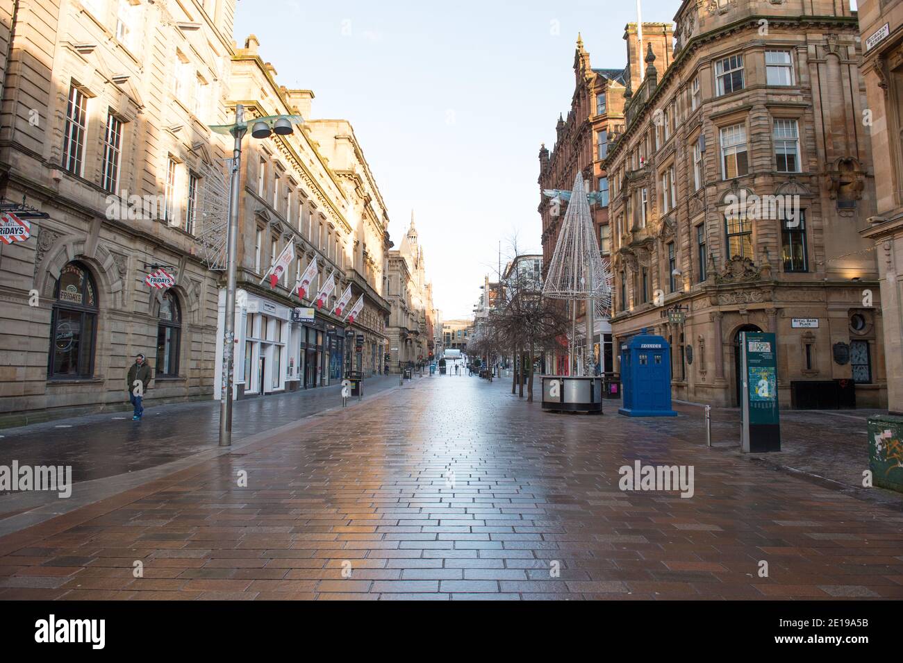 Glasgow, Écosse, Royaume-Uni. 5 janvier 2021. Photo : vue sur Buchanan Street AKA Glasgow's style Mile. Glasgow City centre a l'air vide et déserté pendant le premier jour, l'Écosse est mis dans un autre confinement. À 00 h 01 ce matin, l'Écosse a été mise dans un nouveau confinement, conformément au discours du Premier ministre écossais à 14 h, hier. Seuls les voyages essentiels sont autorisés, comme aller au travail et faire du shopping et de l'exercice, à part que tout le monde doit rester dans sa maison. Crédit : Colin Fisher/Alay Live News Banque D'Images