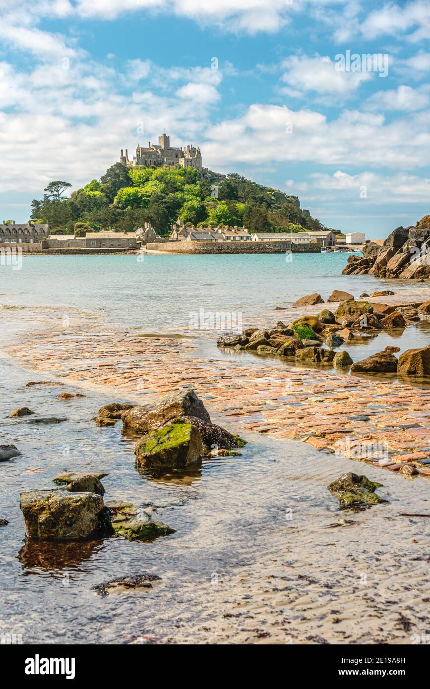 Passerelle inondée vers St.Michaels Mount, Cornwall, Angleterre, Royaume-Uni Banque D'Images