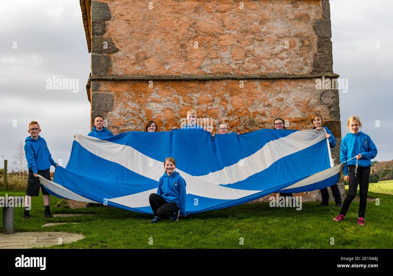 Les écoliers célèbrent la St Andrew's Day avec un drapeau géant de la saltire, Athelstaneford Heritage Centre, East Lothian, Écosse, Royaume-Uni Banque D'Images