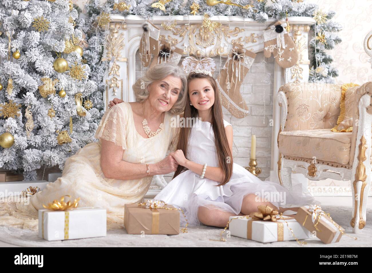 Petite fille souriante avec grand-mère avec des cadeaux de Noël Banque D'Images