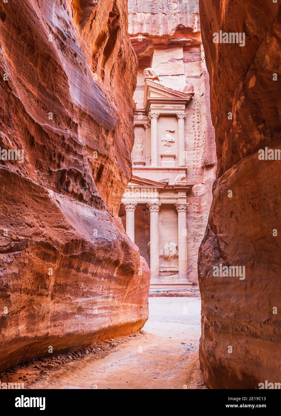 Petra, Jordanie. Al-Khazneh (le Trésor) à Pétra vu du Siq. Banque D'Images