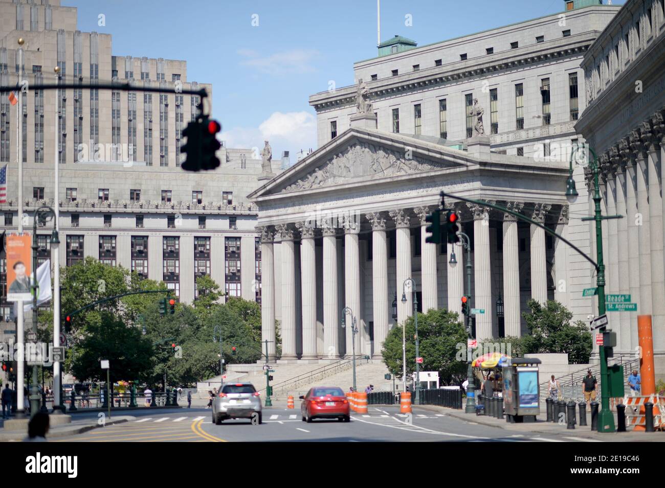 Façade de l'édifice de la Cour suprême de l'État de New York avec des gens Autour de Manhattan Banque D'Images