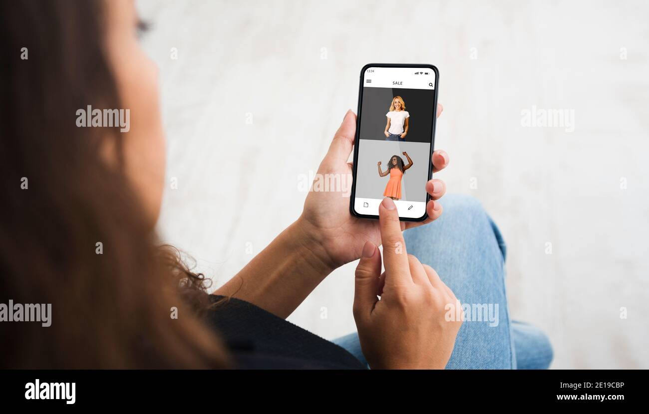 Femme utilisant un smartphone sur le site Web de la boutique de mode en ligne Banque D'Images