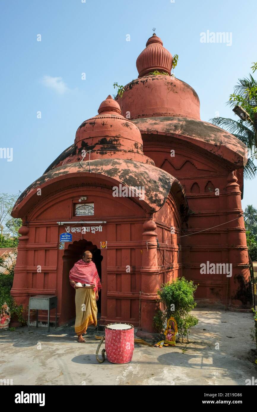 Udaipur, Inde - décembre 2020: Un moine dans le Temple de Durga dans la ville d'Udaipur, l'ancienne capitale de Tripura le 18 décembre 2020 à Udaipur. Banque D'Images