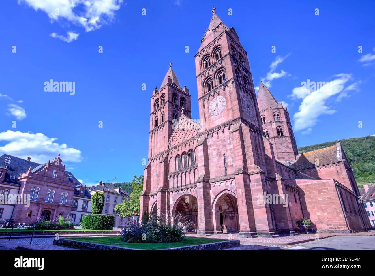 La ville de Guebwiller est également connue sous le nom de « porte d'entrée de la vallée des fleurs » et son style roman et son église richement ornée d'Eglise St-léger en France. Banque D'Images