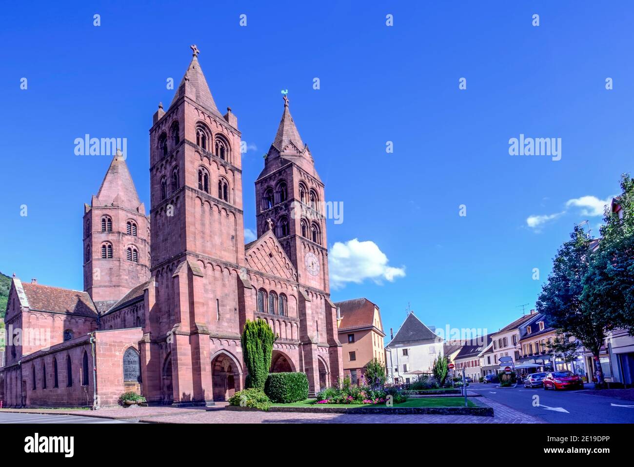 La ville de Guebwiller est également connue sous le nom de « porte d'entrée de la vallée des fleurs » et son style roman et son église richement ornée d'Eglise St-léger en France. Banque D'Images