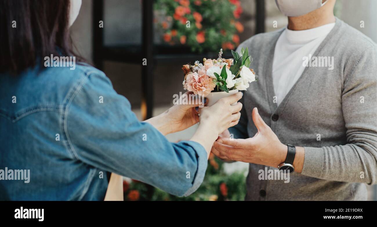 Service en studio de fleurs, commande et conception de bouquet pendant la quarantaine Covid-19 Banque D'Images