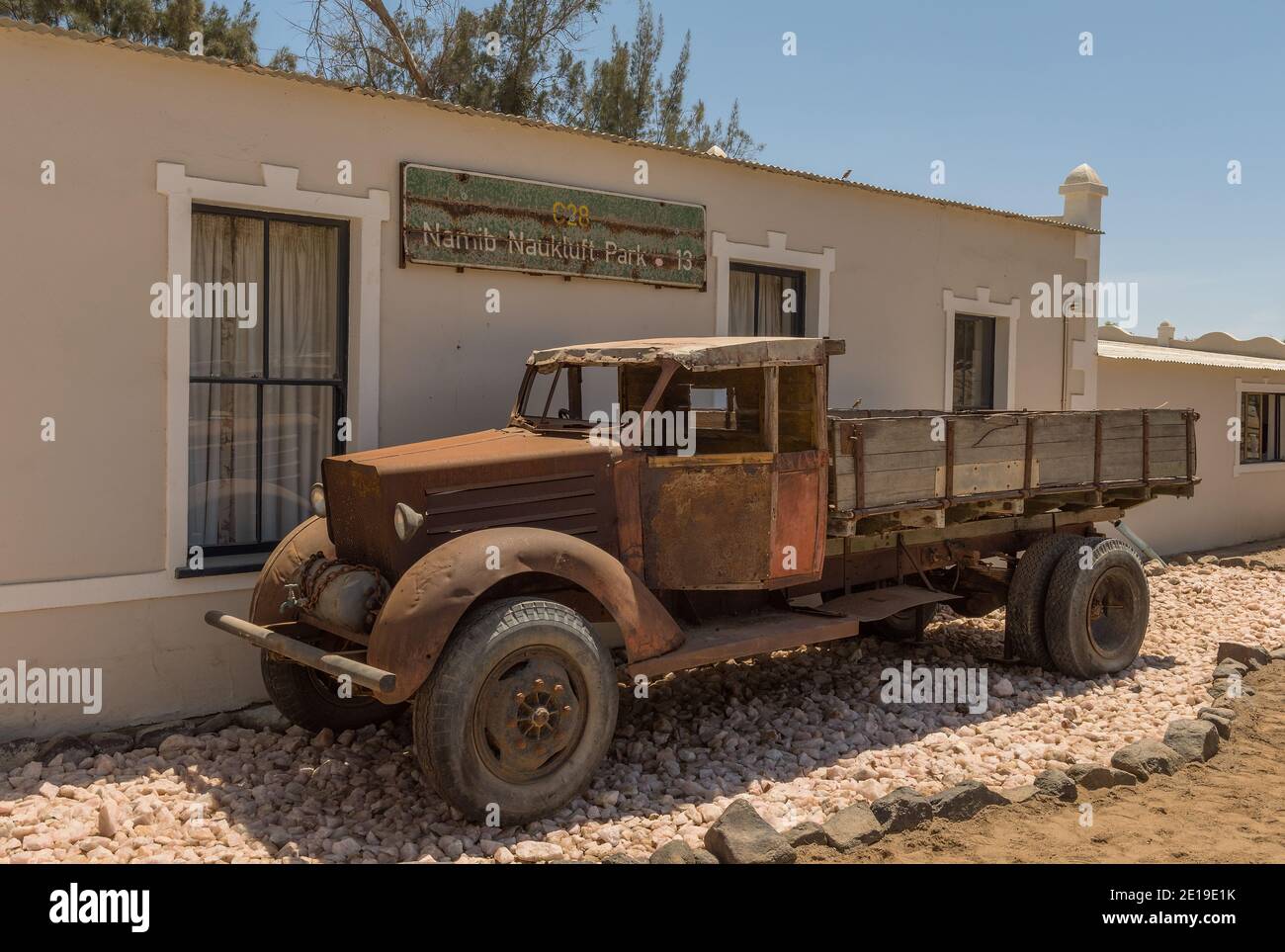 Vieille voiture sur l'oasis de Goanikontes, Namibie Banque D'Images