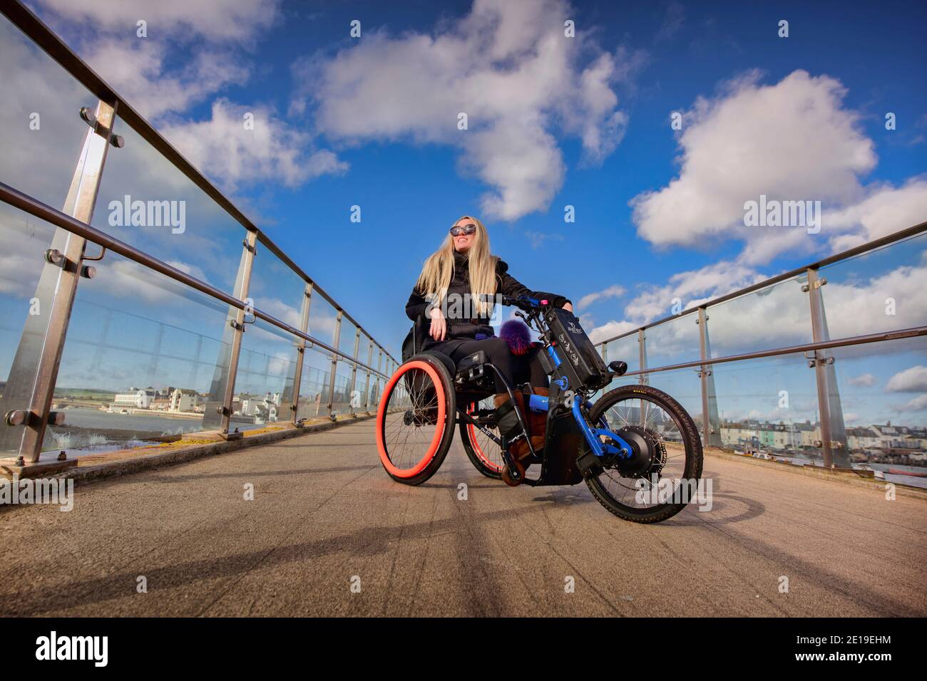 Gem Hubbard, créateur de mode de vie handicapé et créateur numérique, est une jeune personne et influenceur connue pour son canal « Wheels No Heels ». Banque D'Images