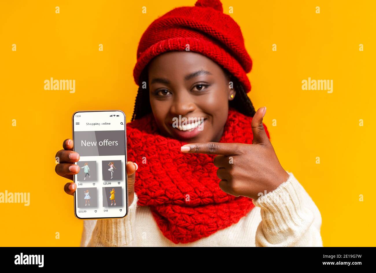 Femme noire montrant le téléphone avec le site Web de magasin de mode en ligne Banque D'Images
