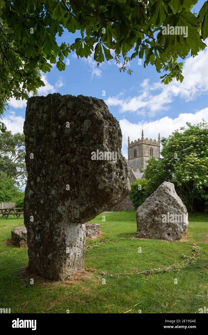 L'anse du village de Stanton Drew, qui fait partie du cercle de pierres de Stanton Drew avec l'église de Sainte Marie la Vierge au-delà, Somerset, Angleterre. Banque D'Images