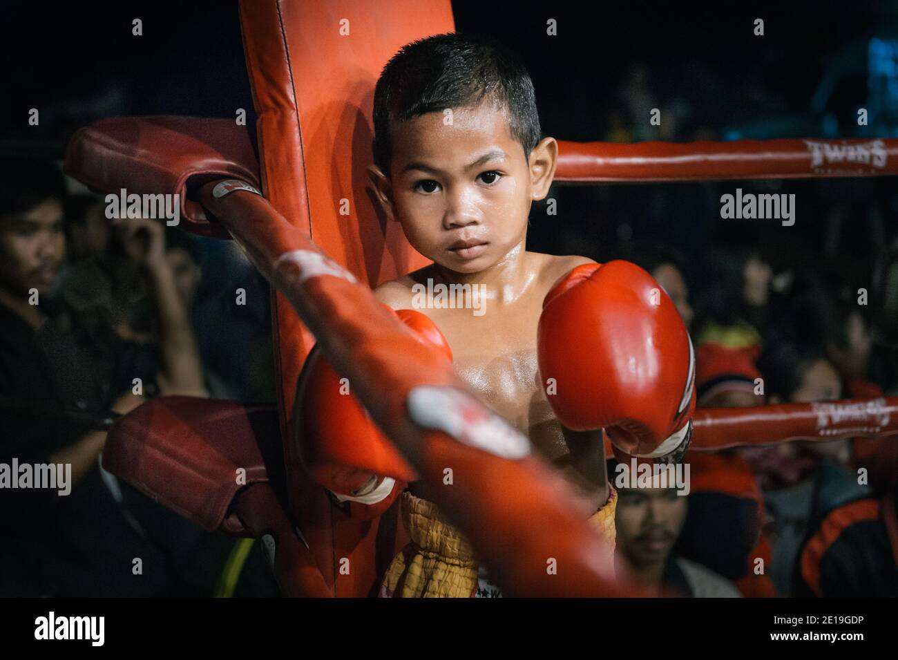 Un enfant Muay Thai combattant. Muay Thai (boxe thaï) est le sport national de la Thaïlande. Banque D'Images