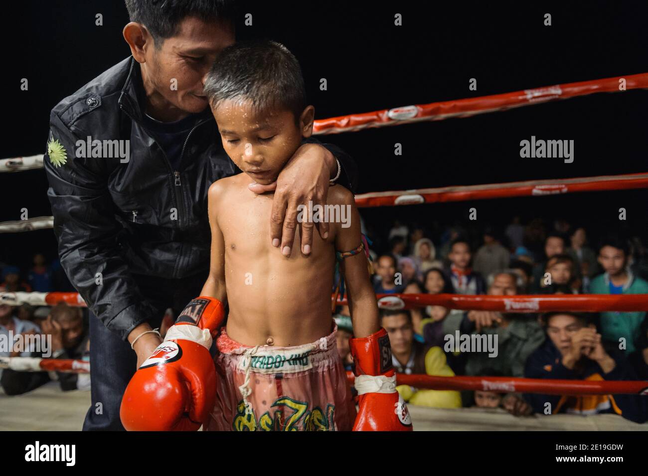 Entraîneur essayez d'encourager boxer enfant pendant le combat. Muay Thai (boxe thaï) est le sport national de la Thaïlande. Banque D'Images