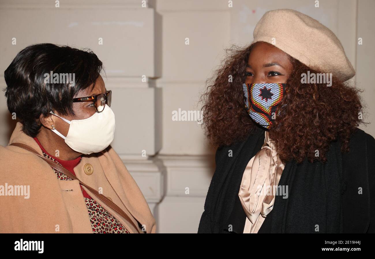 L'actrice et présentatrice Cecile Djunga et sa mère arrivent pour Une session du tribunal pénal de Bruxelles pour juger a personne accusée de remarques racistes aga Banque D'Images