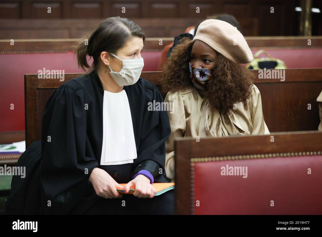 L'actrice et présentatrice Cecile Djunga et son avocate Audrey Adam Photographié lors d'une session du tribunal pénal de Bruxelles à juge une personne accusée de r Banque D'Images