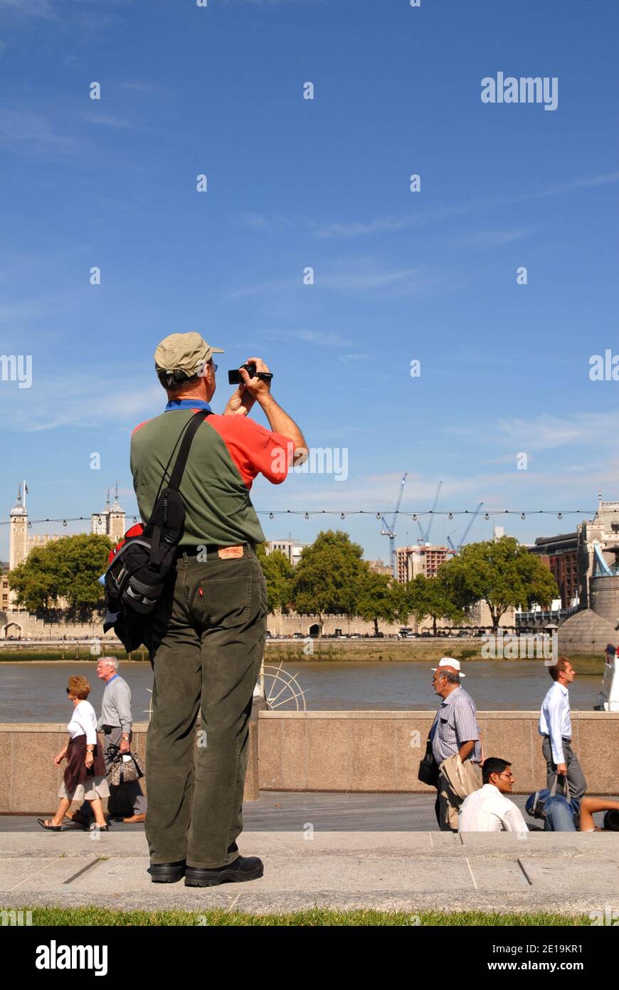 Touriste prenant des photos à Londres, à la Tour de Londres Banque D'Images