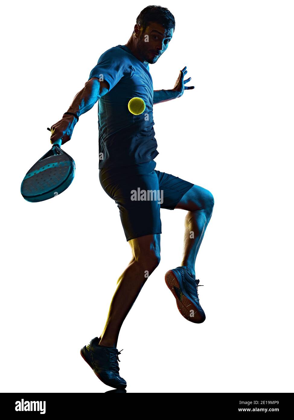 Un caucasien mature homme Paddle Padel joueur de tennis ombre silhouette en studio isolé sur fond blanc Banque D'Images