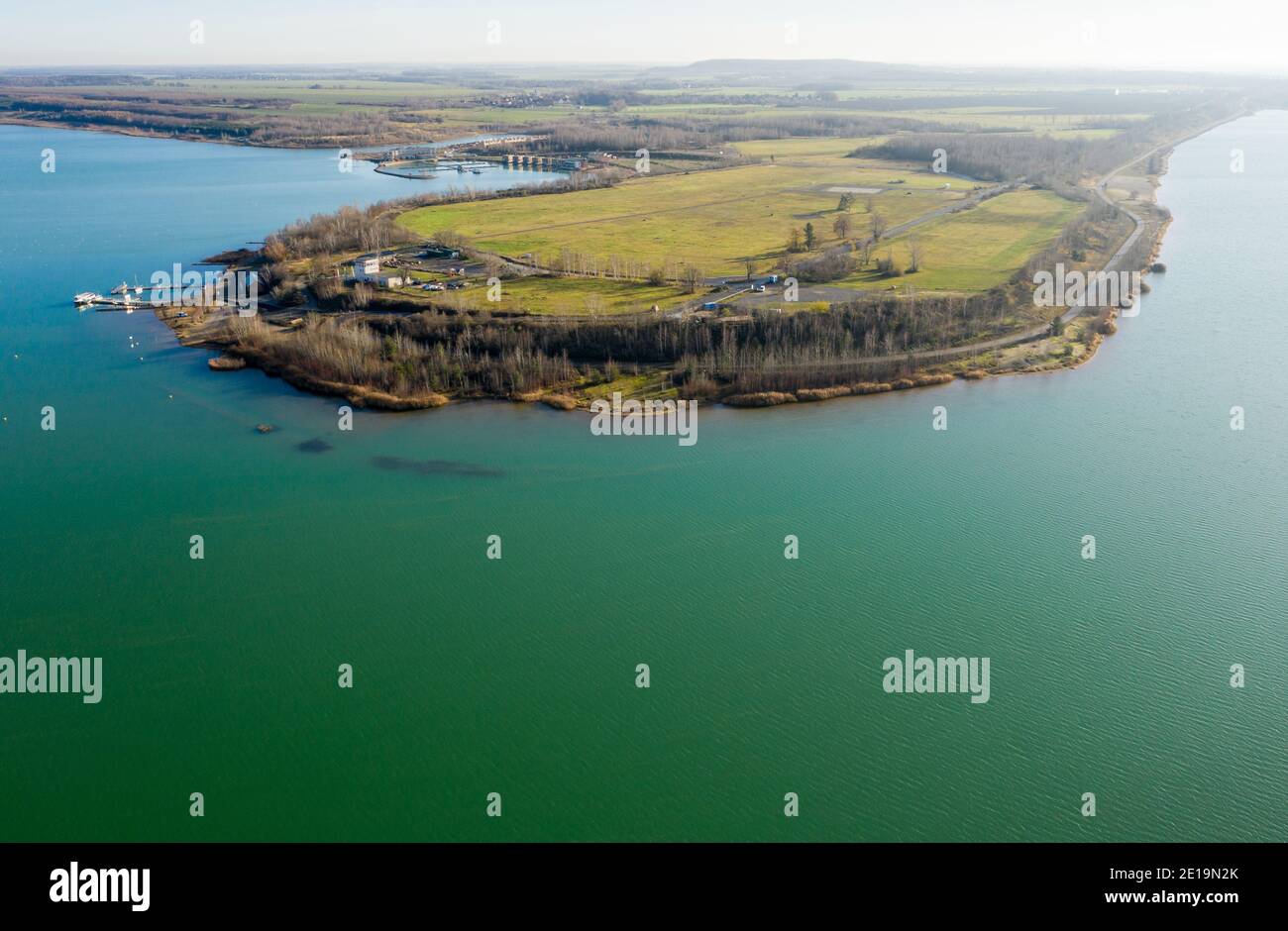 18 décembre 2020, Saxe, Großpösna: La péninsule de Magdeborn dans le lac Störmthal est envisagée pour la création d'un Centre Helmholtz. (Vue aérienne avec drone) photo: Jan Woitas/dpa-Zentralbild/ZB Banque D'Images