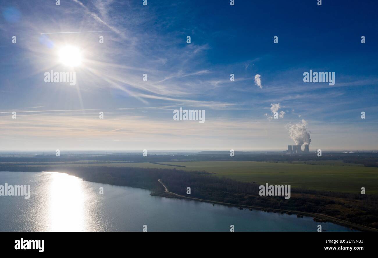 18 décembre 2020, Saxe, Großpösna: La centrale électrique au lignite de Lippendorf est visible derrière le lac Störmthal. (Vue aérienne avec drone) photo: Jan Woitas/dpa-Zentralbild/ZB Banque D'Images