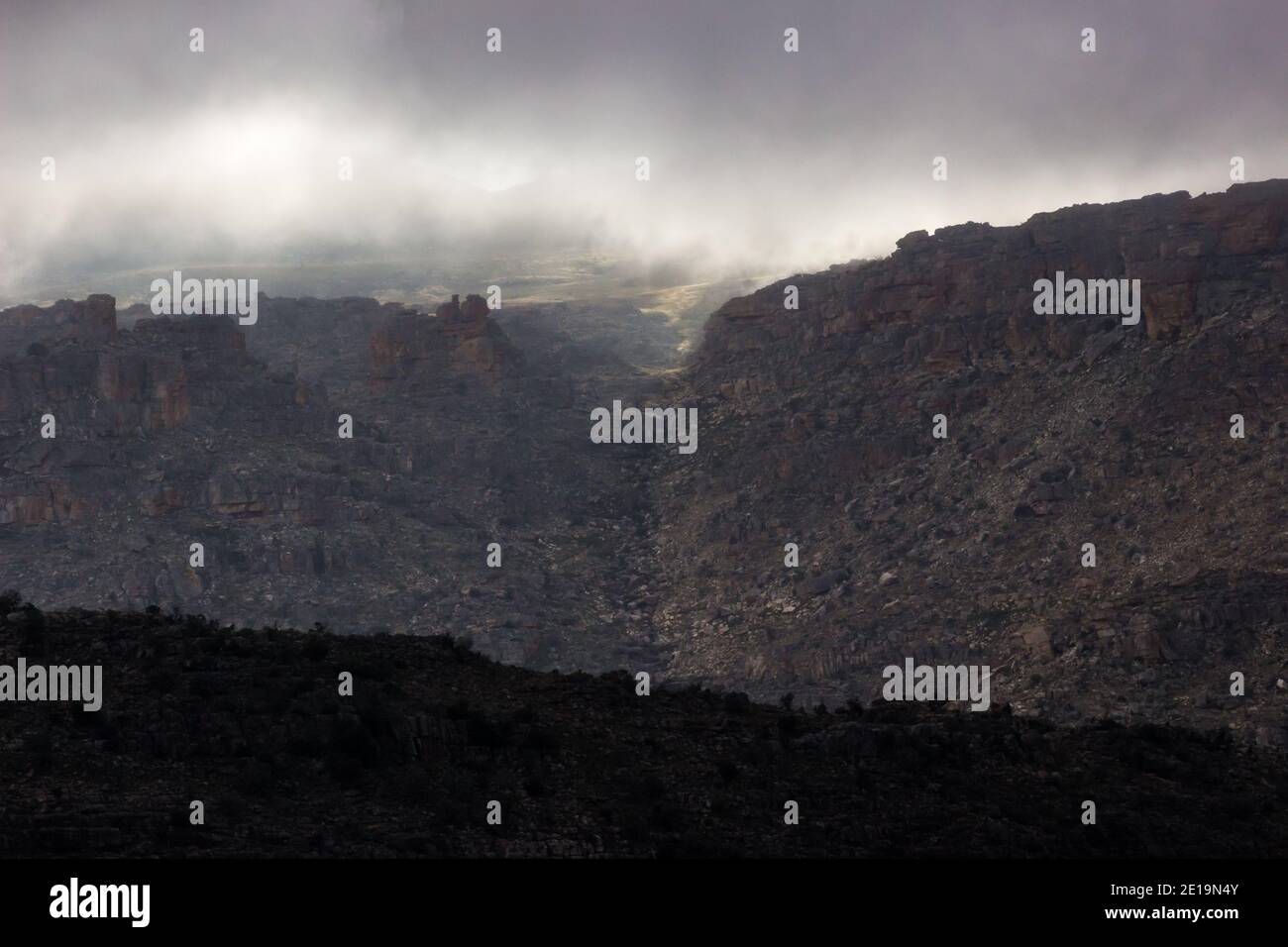 Le soleil du matin se brisant à travers des nuages de tempête menaçants et éclairant les crêtes supérieures des montagnes de Cederberg, en Afrique du Sud, avec l'arrière-pays Banque D'Images