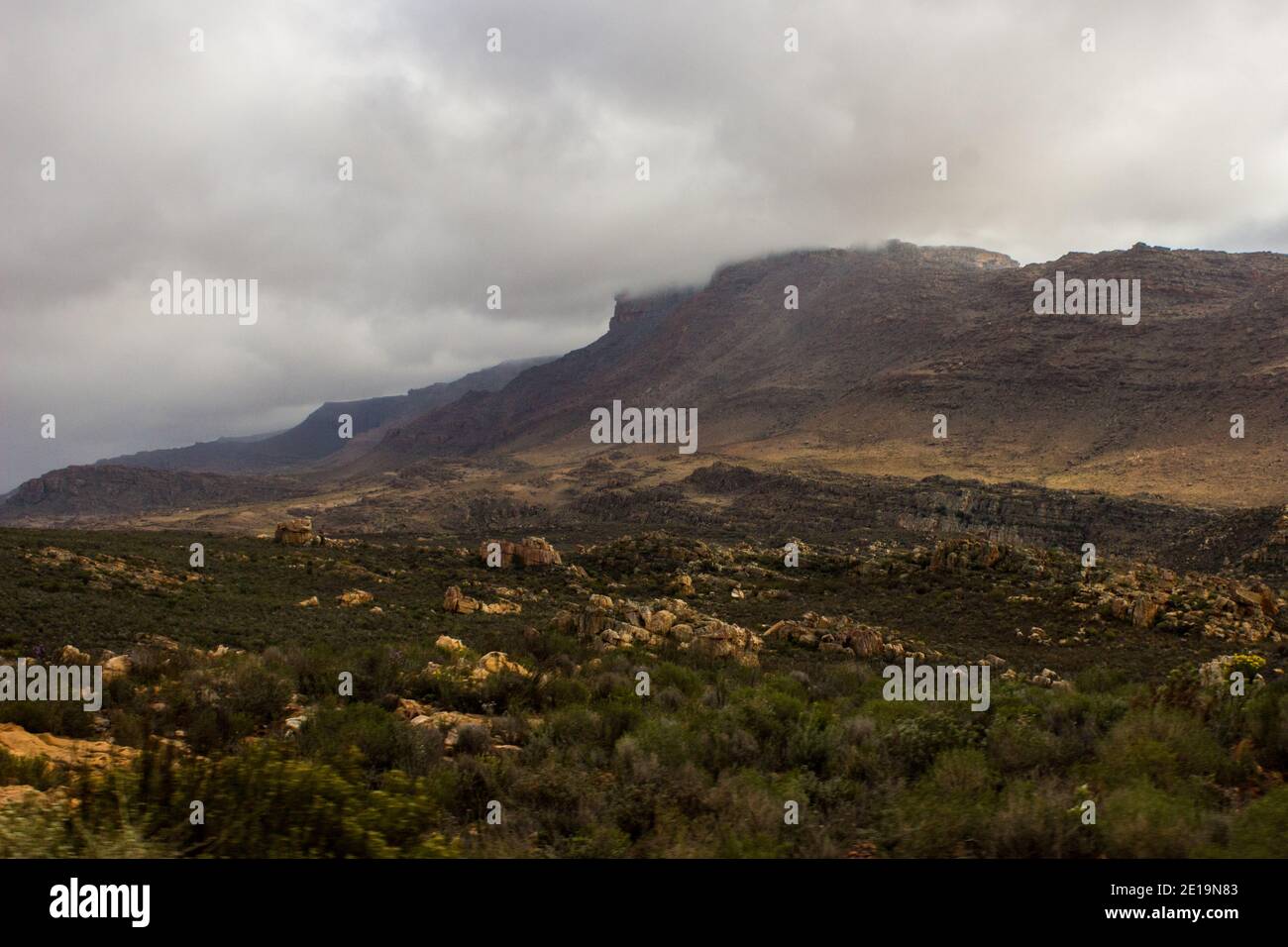 Les montagnes de Cederberg, en Afrique du Sud, avec leurs sommets entourés de nuages bas d'une tempête qui s'enorne Banque D'Images