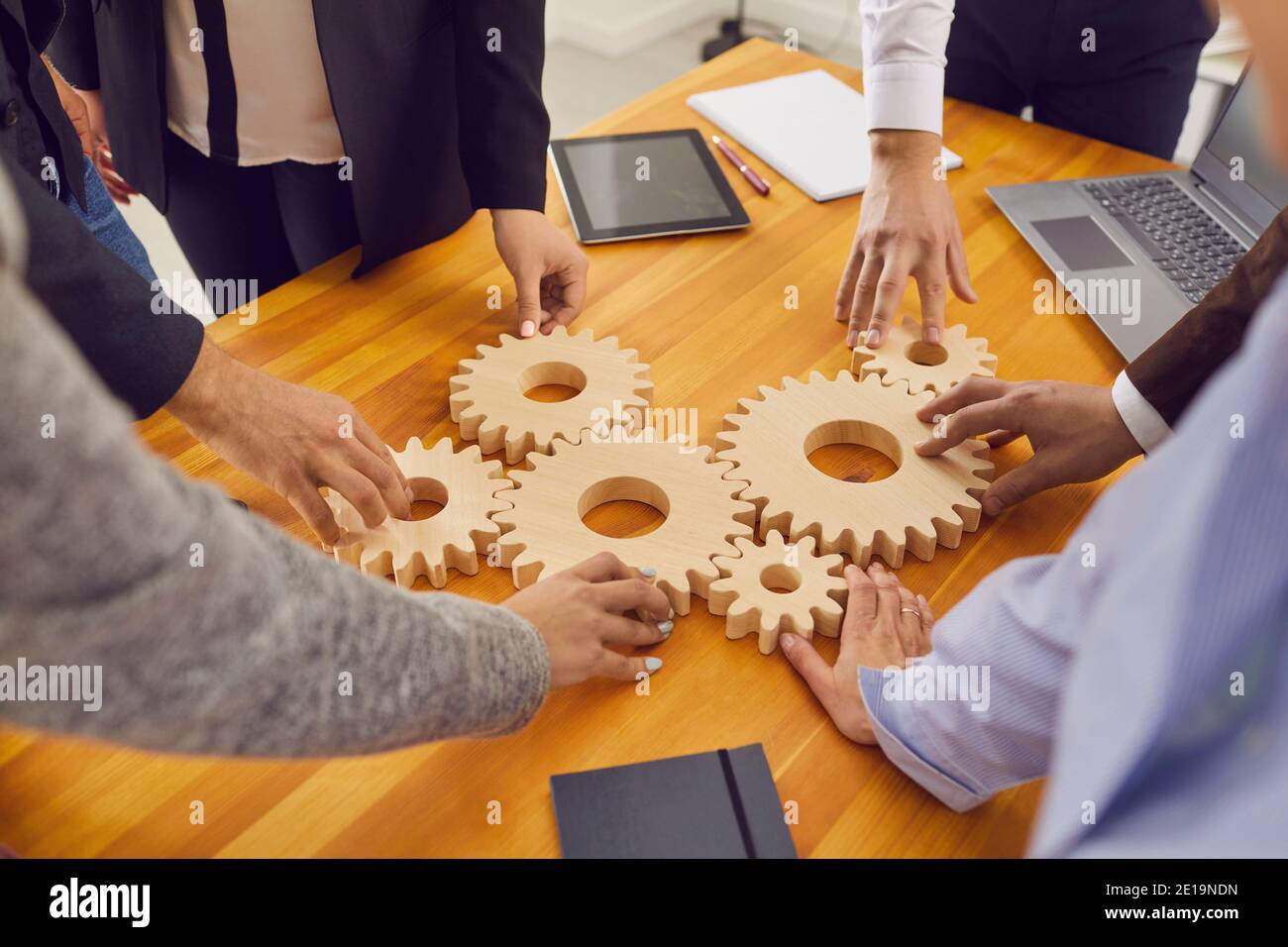 Les employés de l'entreprise qui se joignent aux roues dentées sont une métaphore pour un travail d'équipe efficace et trouver des solutions de travail Banque D'Images