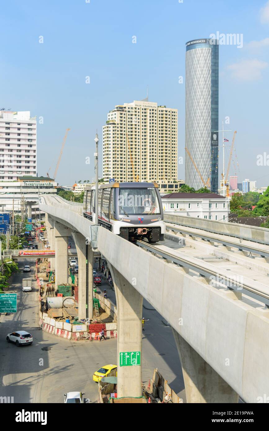 Bangkok,Thaïlande - 19 Decemmber, 2020: Ligne d'or de train électrique venant à la gare de Krung Thon Buri Banque D'Images