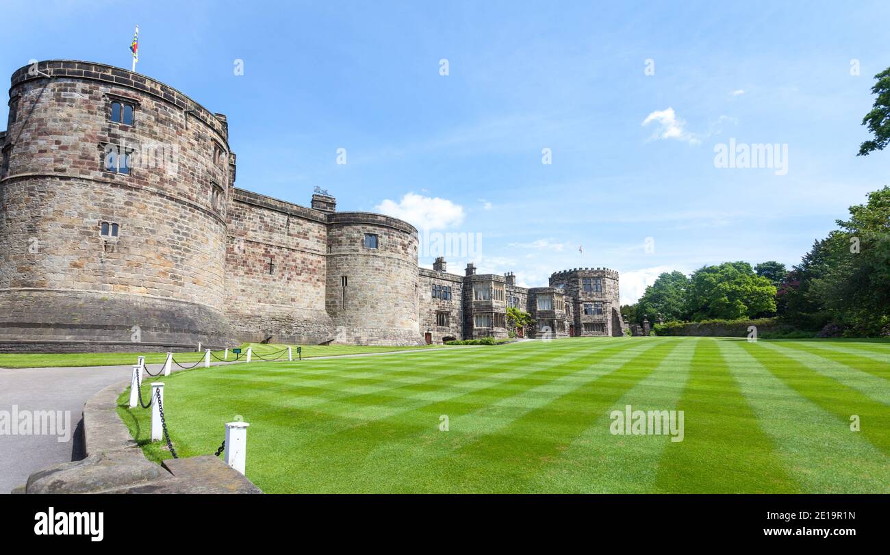 Vue extérieure des tours du château de Skipton au nord Yorkshire Banque D'Images