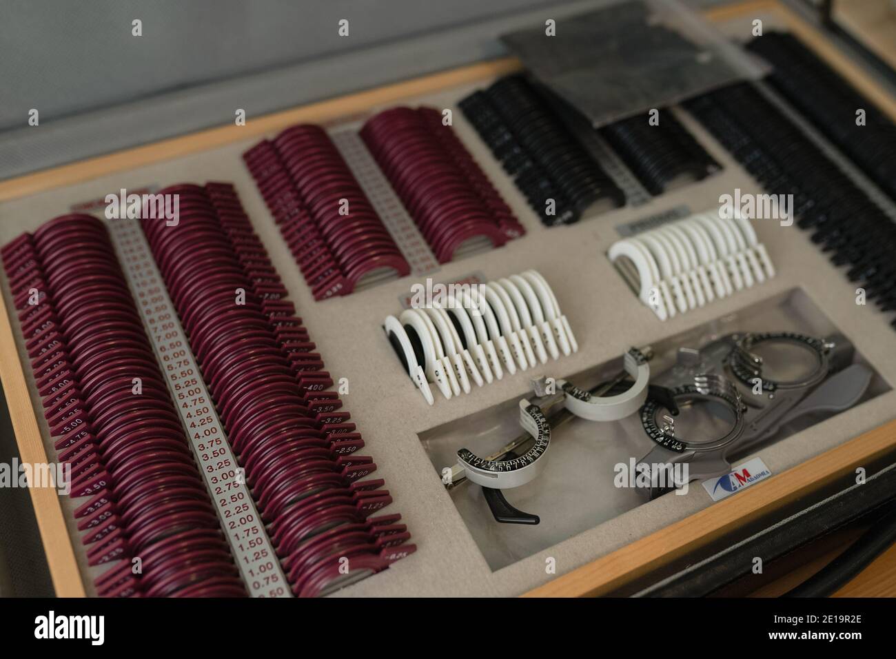 Kit de verres de lunettes d'essai ophtalmique. Équipement dans le bureau de l'ophtalmologiste. Hôpital de la ville. Mai 2020, Brovary, Ukraine Banque D'Images