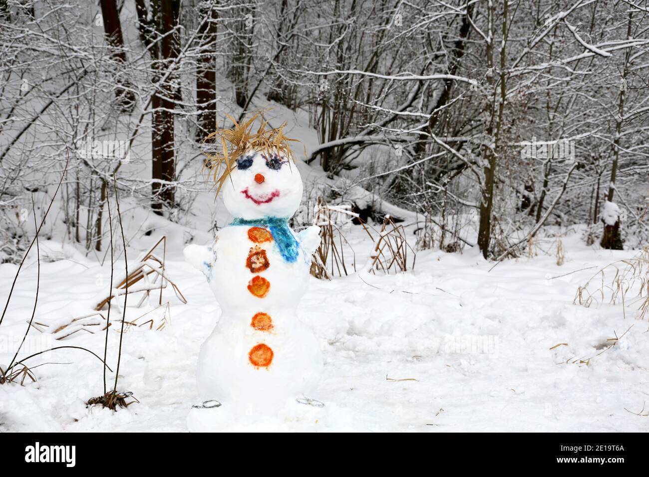 Bonhomme de neige drôle dans un parc d'hiver. Créativité des enfants, loisirs par temps froid Banque D'Images