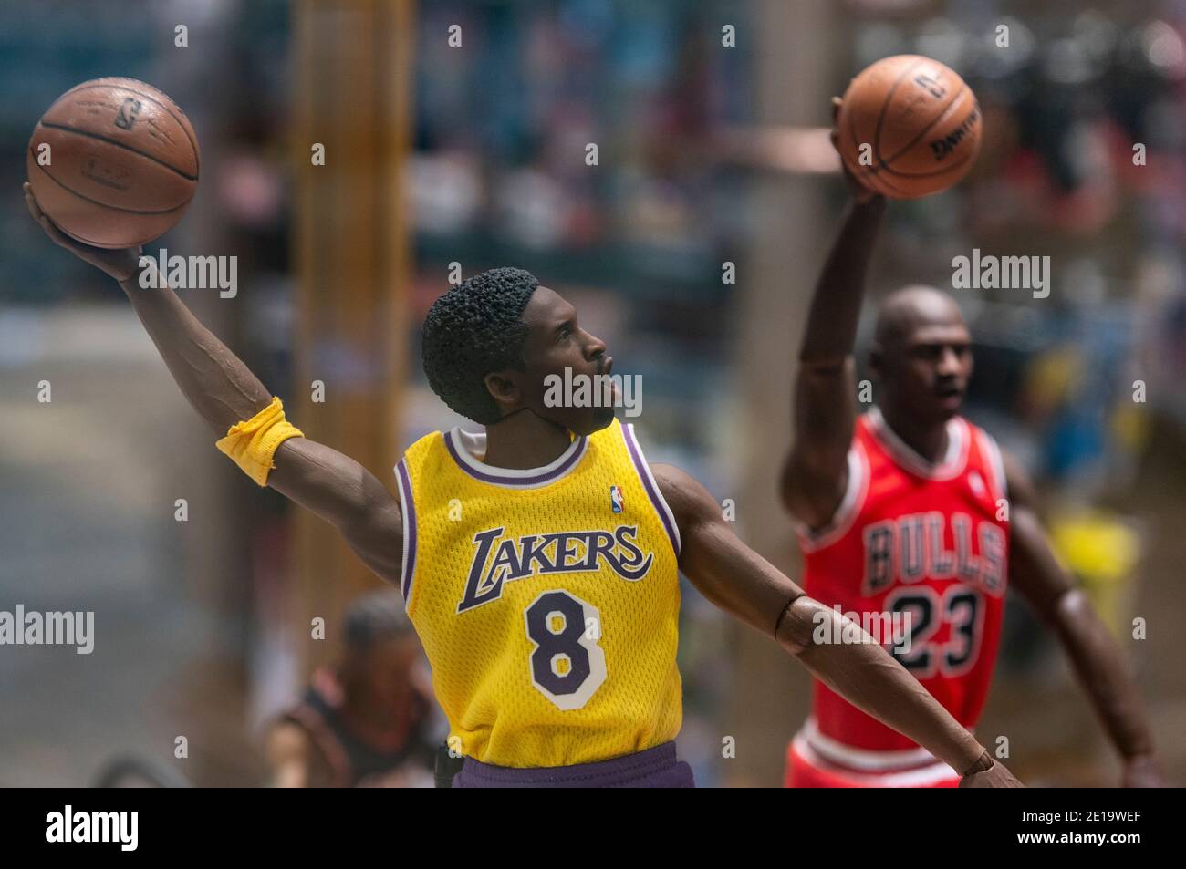 Basket sportive figurines d'action de la NBA de Lakers Kobe Bryant et Chicago Bulls Michael Jordan vues dans un magasin à Hong Kong. Banque D'Images