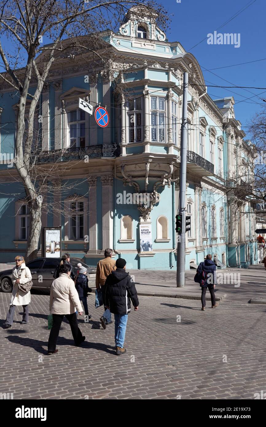 Personnes à la construction du Musée des Arts de l'Ouest et de l'est à Odessa, Ukraine. Bâtiment érigé en 1856-1858 par la conception de L. Otton Banque D'Images