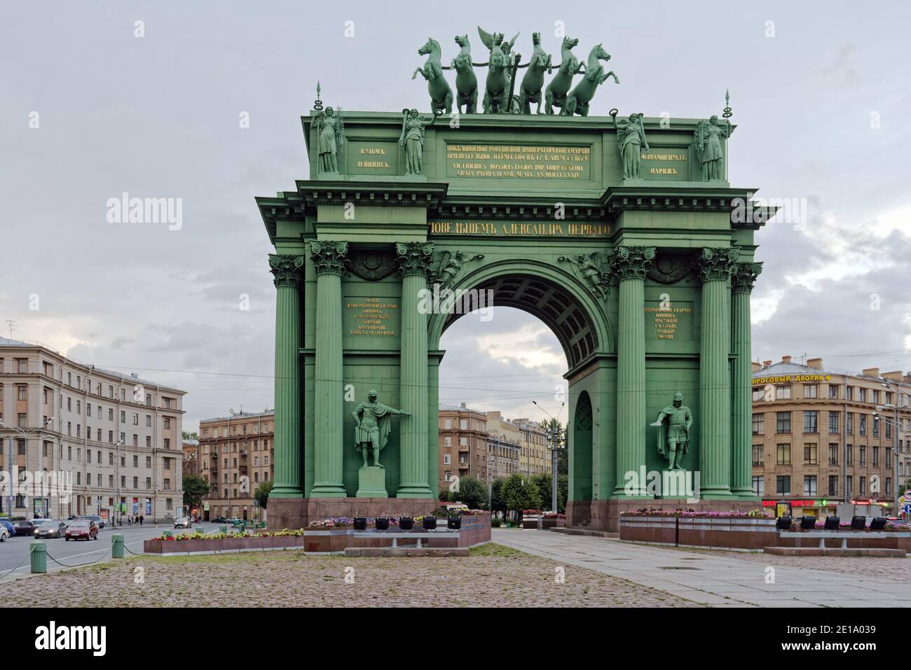Arc de Narva Triumphal à Saint-Pétersbourg, Russie. La porte a été érigée en 1814 pour commémorer la victoire russe sur Napoléon Banque D'Images