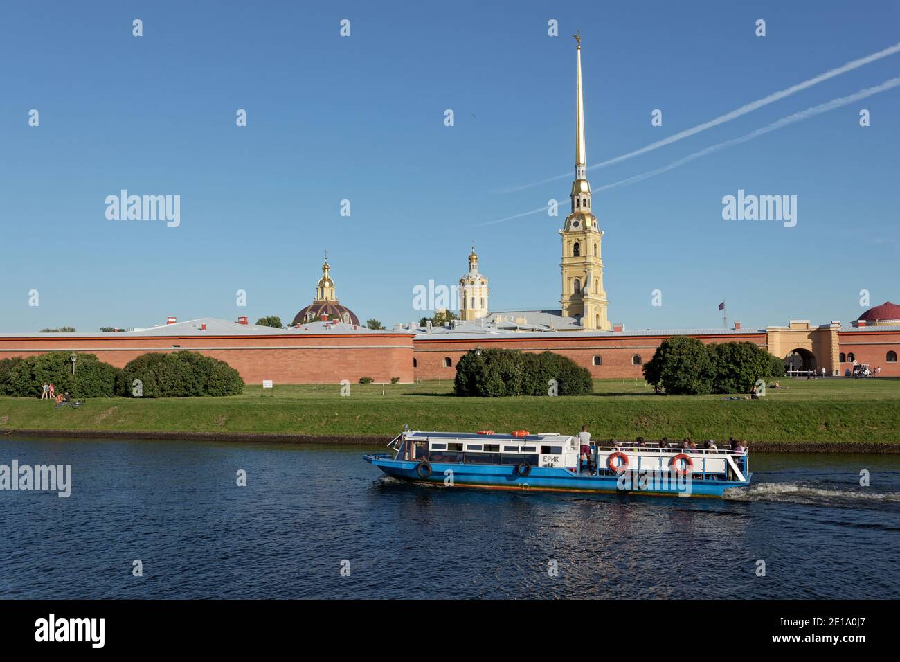 Personnes dans le bateau de visite passant le canal de Kronverk contre la forteresse Saint-Pierre et Paul avec la cathédrale Saint-Pierre et Paul à Saint-Pétersbourg, Russie Banque D'Images