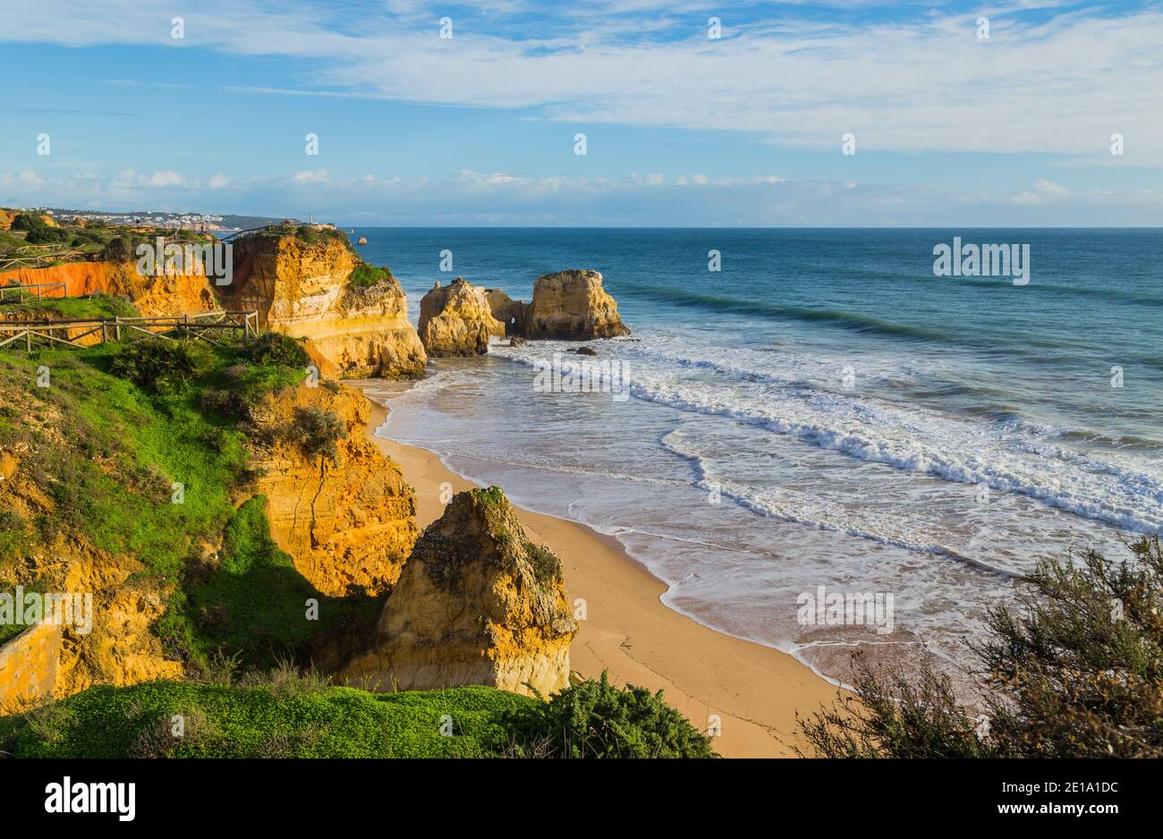 Belle plage vide près de Portimao, Algarve, Portugal Banque D'Images