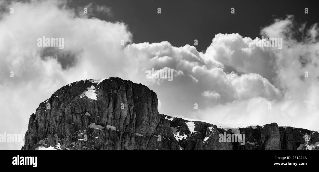 Sommet de montagne avec neige et ciel avec nuages. Turquie, montagnes du Taurus central, Aladaglar (anti-Taurus). Paysage noir et blanc. Panoramique v Banque D'Images
