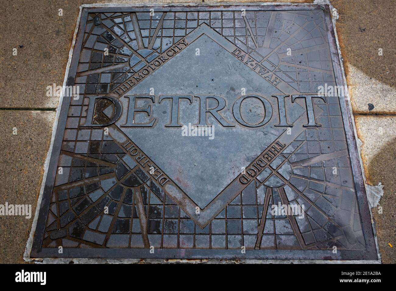 Detroit, Michigan, États-Unis - le 19 août 2014 : une couverture de trou d'homme dans un trottoir dans le centre-ville de Detroit. Banque D'Images