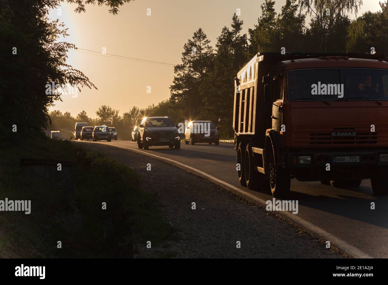 Route du soir à l'entrée de Chisinau. 8 juillet 2020. République de Moldova. Banque D'Images